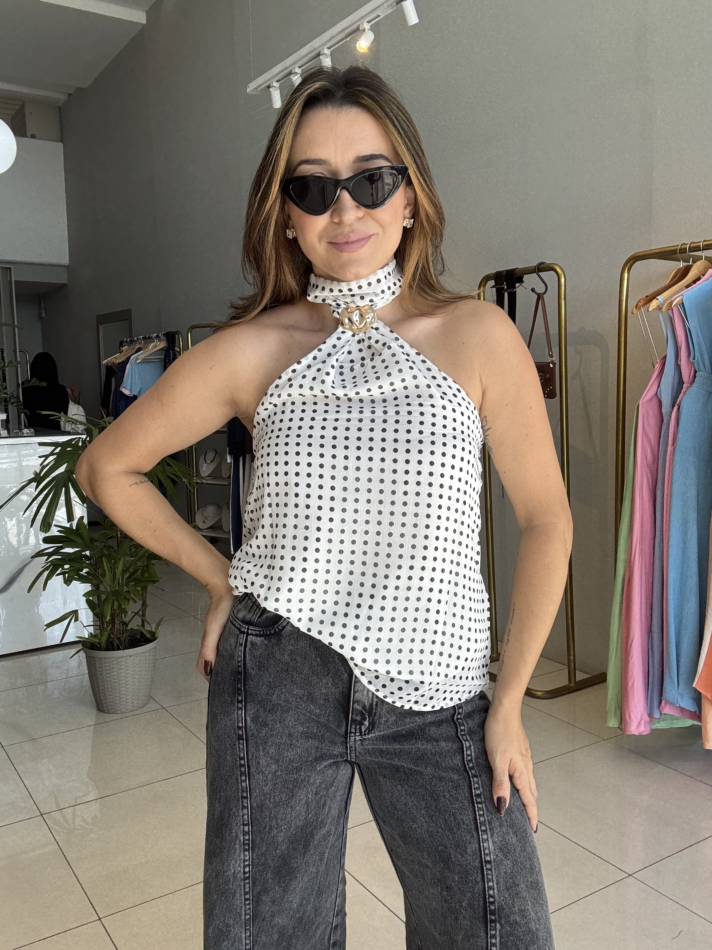 Loren usando um look dentro da Closet da Loren